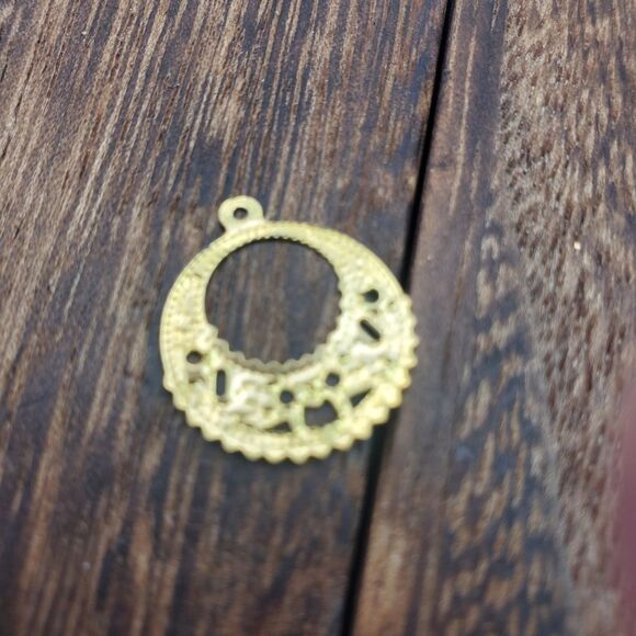 Wreath gold tone openwork pendant - Picture 2 of 2